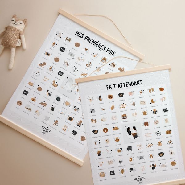 Coffret 2 affiches à tamponner En t'attendant Peaux foncées et Mes premières fois Maman + 2 portes affiche en bois