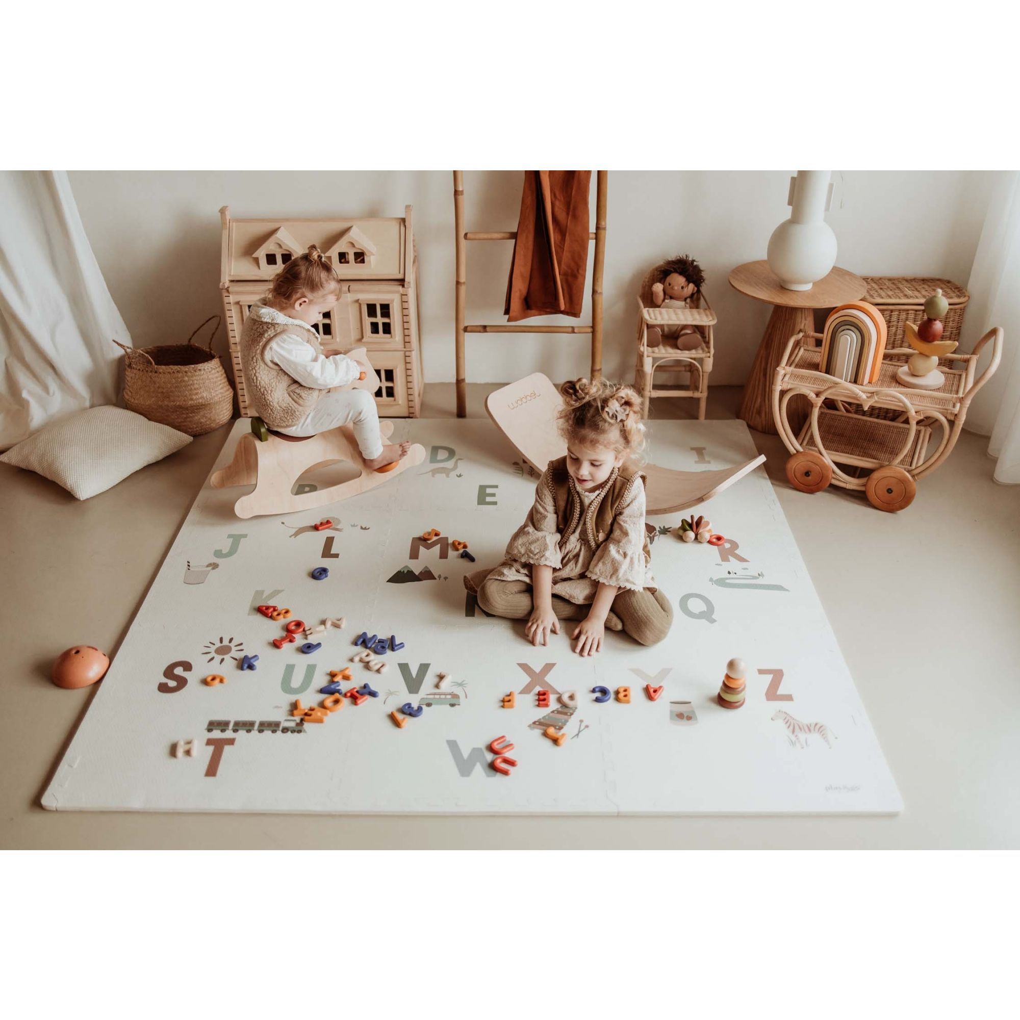 Jeune garçon, 2 ans, joue avec un puzzle ABC, alphabet Photo Stock