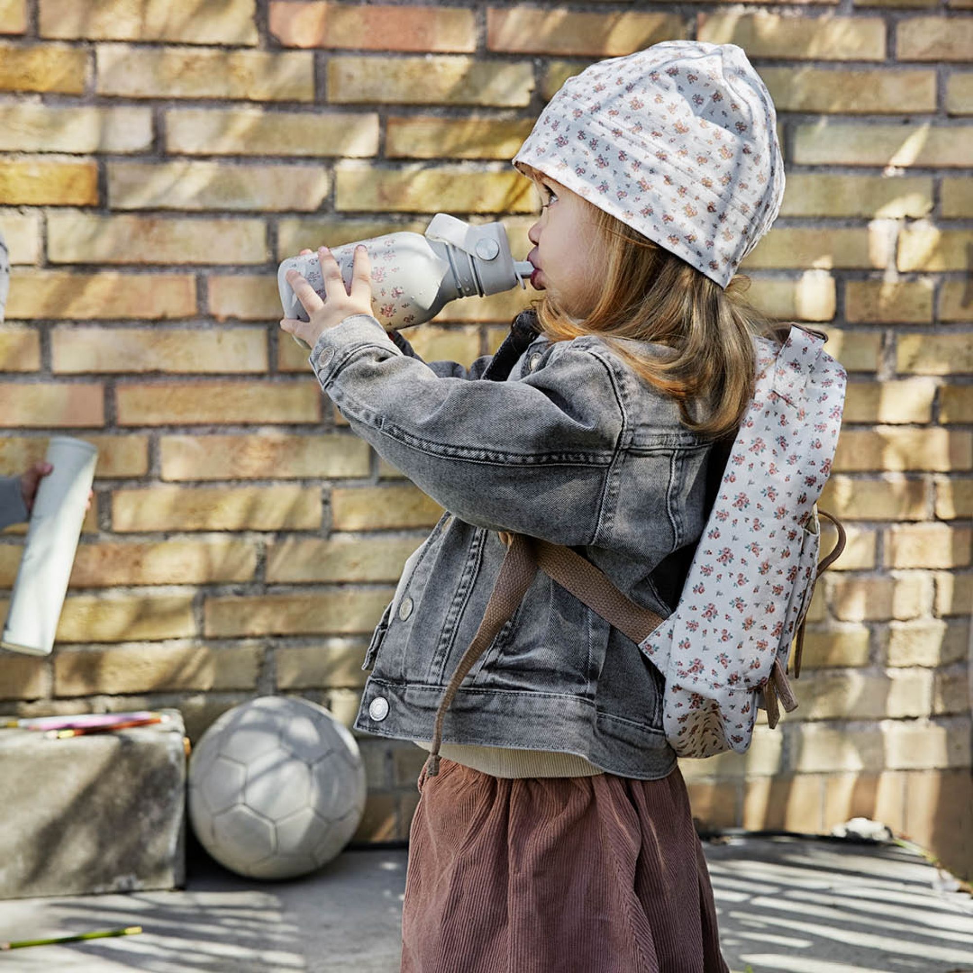 Enfant Joyeux Dans Le Casque Avec Sac à Dos De L'école Et Balle De