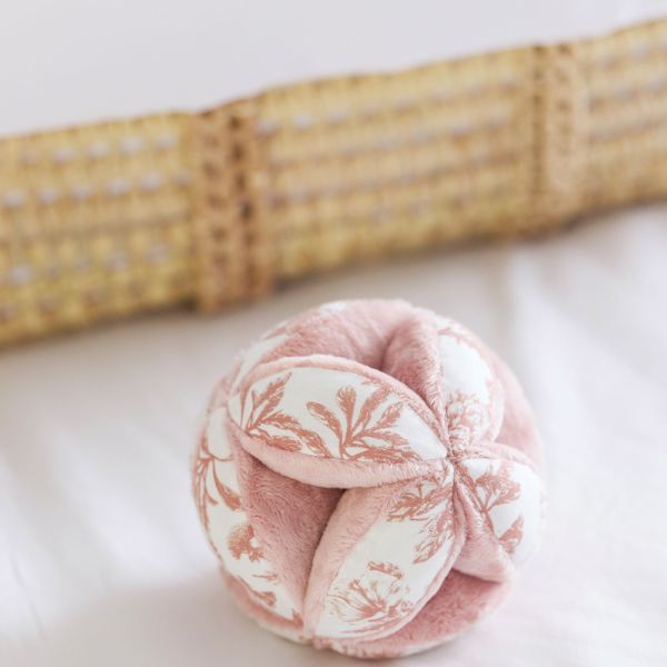 Balle de préhension bébé imprimée Toile de Jouy Rose