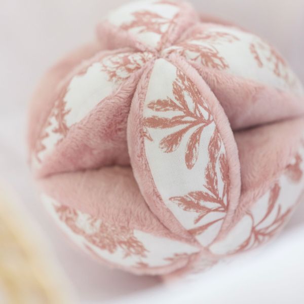 Balle de préhension bébé imprimée Toile de Jouy Rose