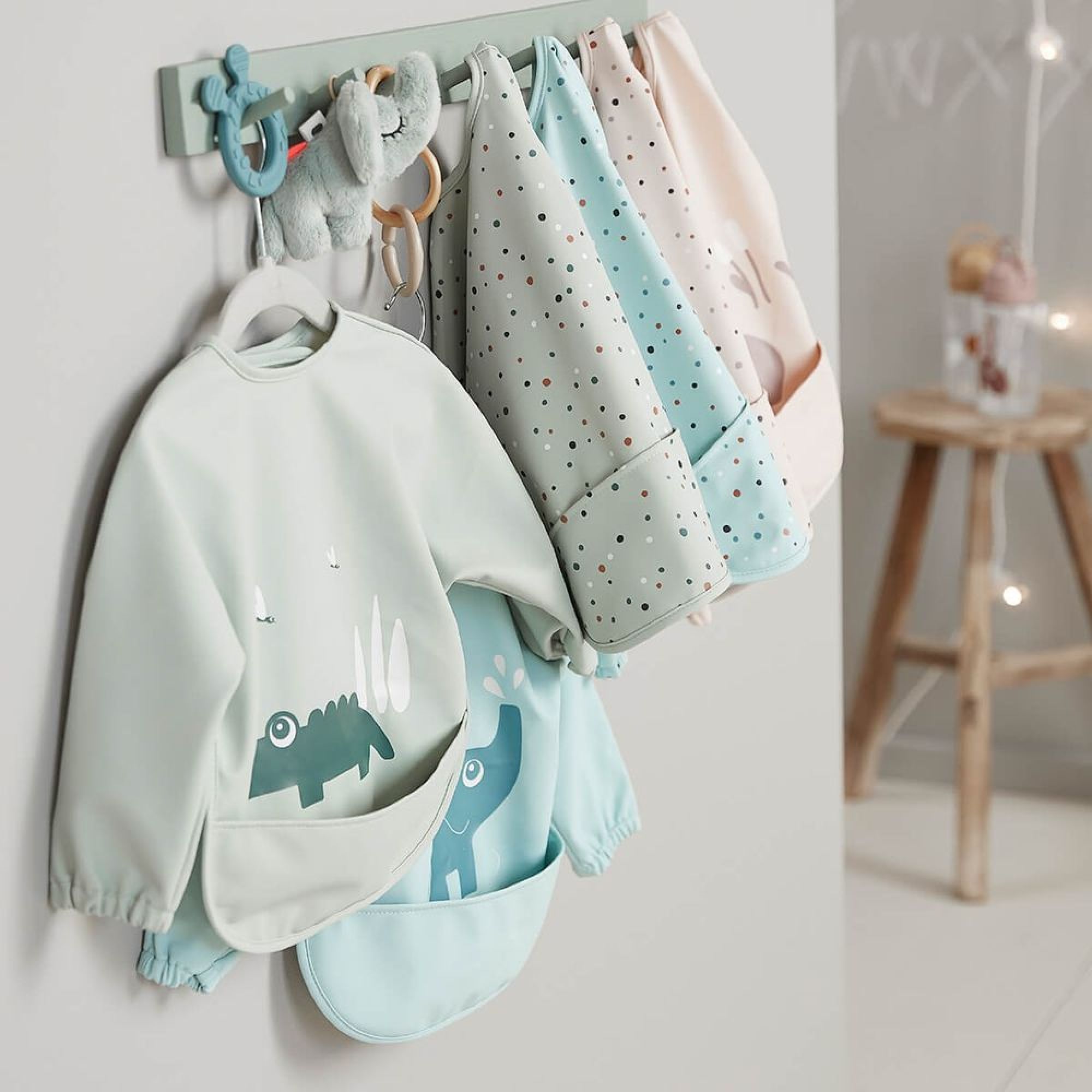 Bavoir à Enfiler Bébé Done By Deer - Lot De 2, Poche Récupération, Col élastique, Imperméable, 35x26.5 Cm