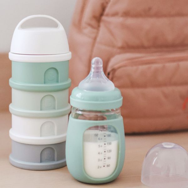 Boîte doseuse de lait empilable 4 compartiments Cotton white et Sage green