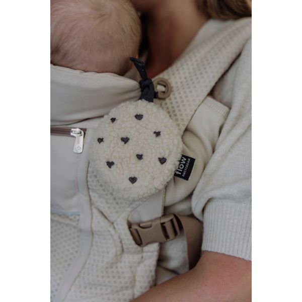 Peluche bruits blancs à suspendre Billy cœurs beige