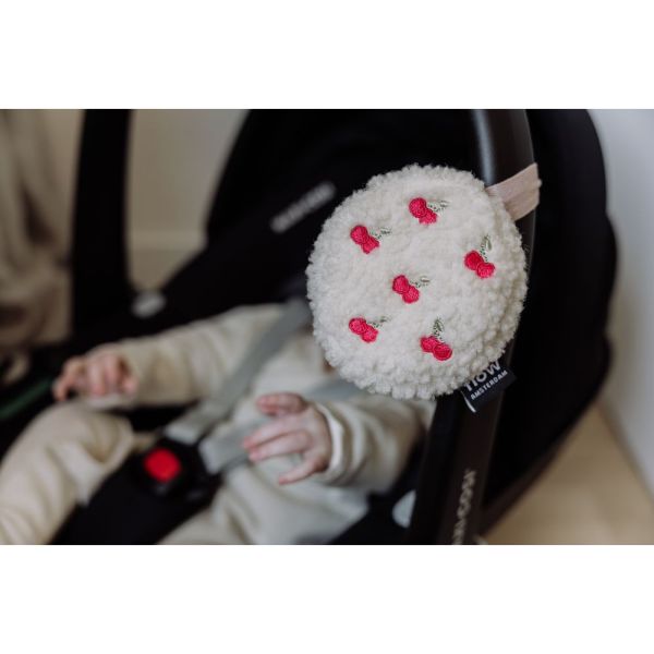 Peluche bruits blancs à suspendre Lucy cerises beige