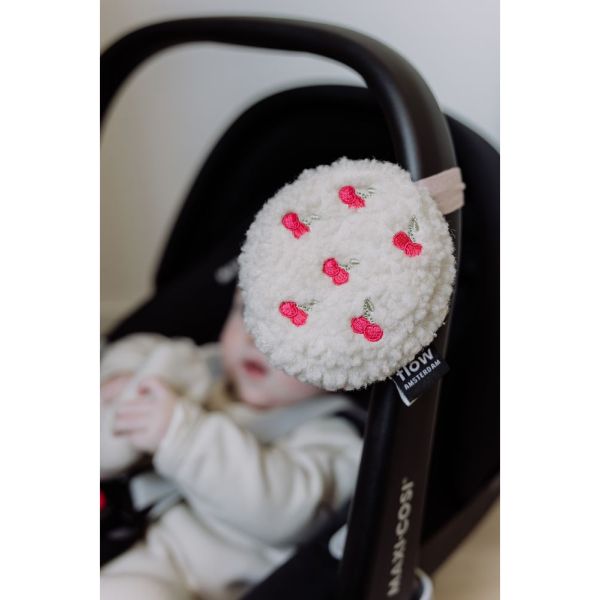 Peluche bruits blancs à suspendre Lucy cerises beige