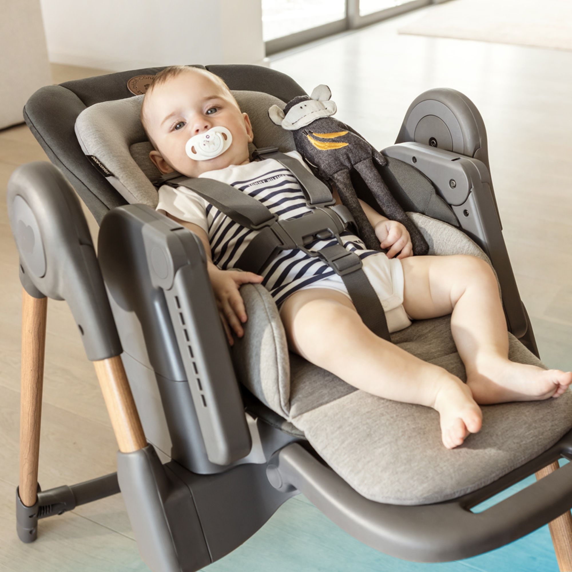 Chaise Haute Minla Essential Graphite Made In Bebe