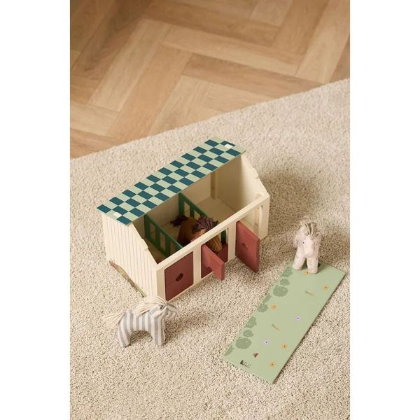 Ecurie avec chevaux en bois