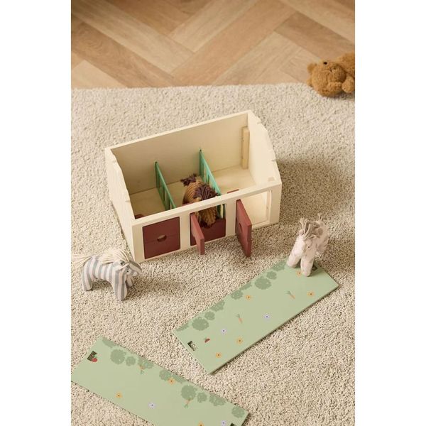 Ecurie avec chevaux en bois