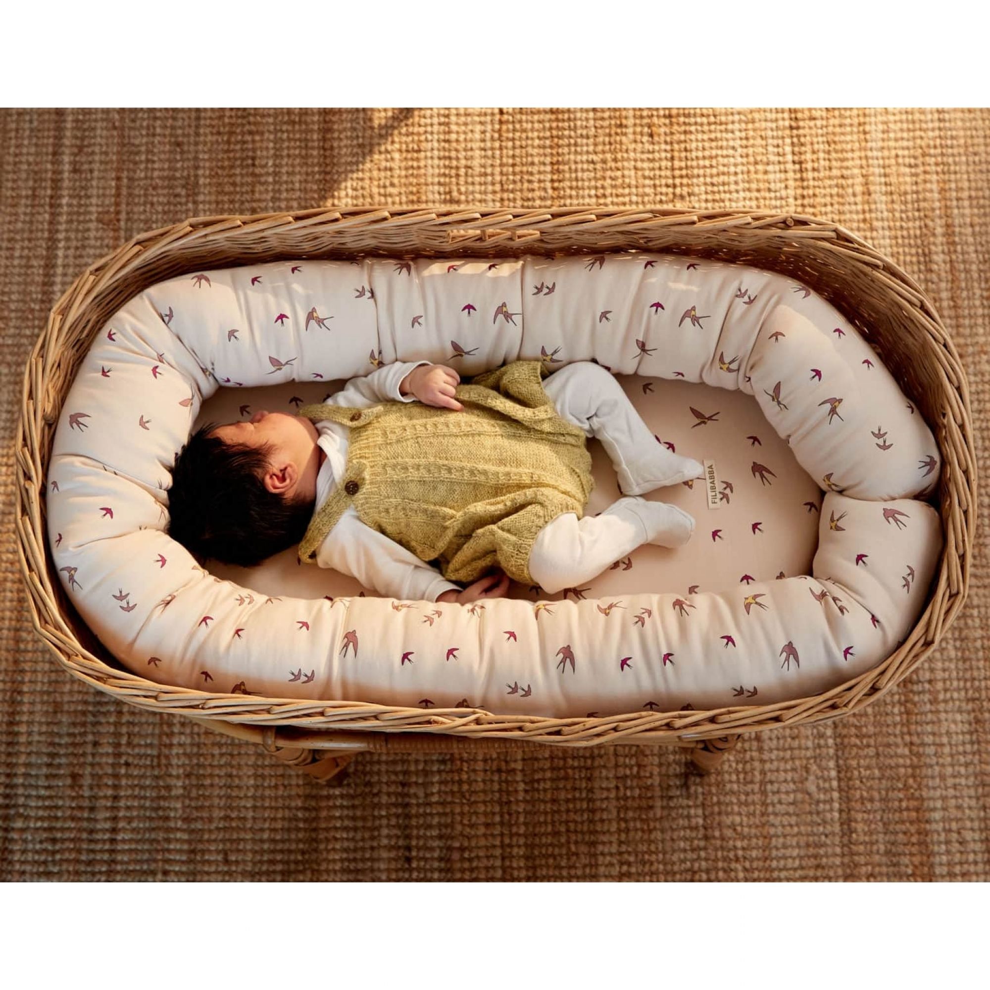 Réducteur de lit Babynest coton biologique Dancing Swallow Rose - Made in  Bébé