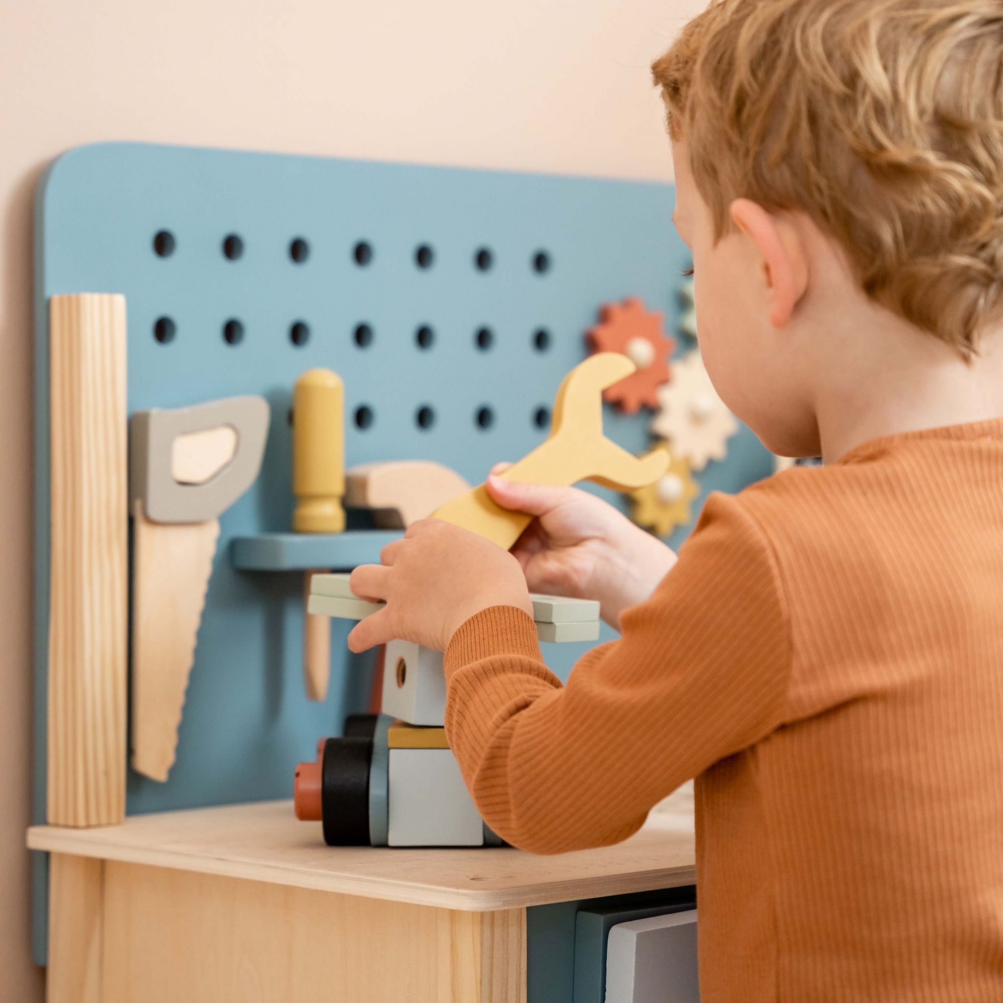 Ceinture outils jouet, tissu et bois pour jeu de bricolage dès 3 ans.