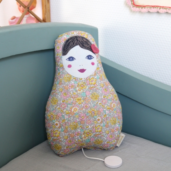 Coussin musical poupée russe Matriochka