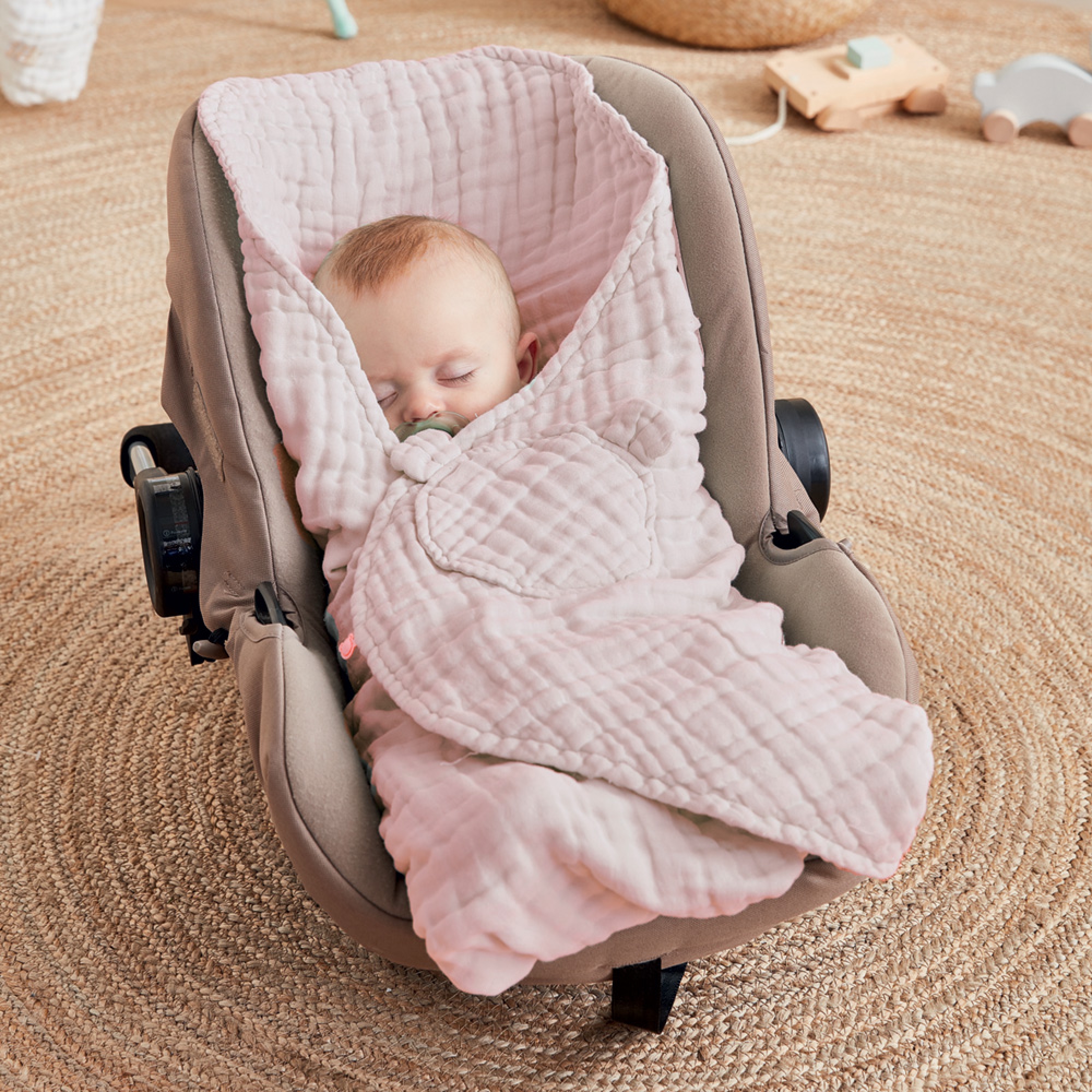 Noukie S Couverture Nomade Ete En Mousseline De Coton Bio Rose Made In Bebe Noukie S Couverture Nomade Ete En Mousseline De Coton Bio Rose Made In Bebe