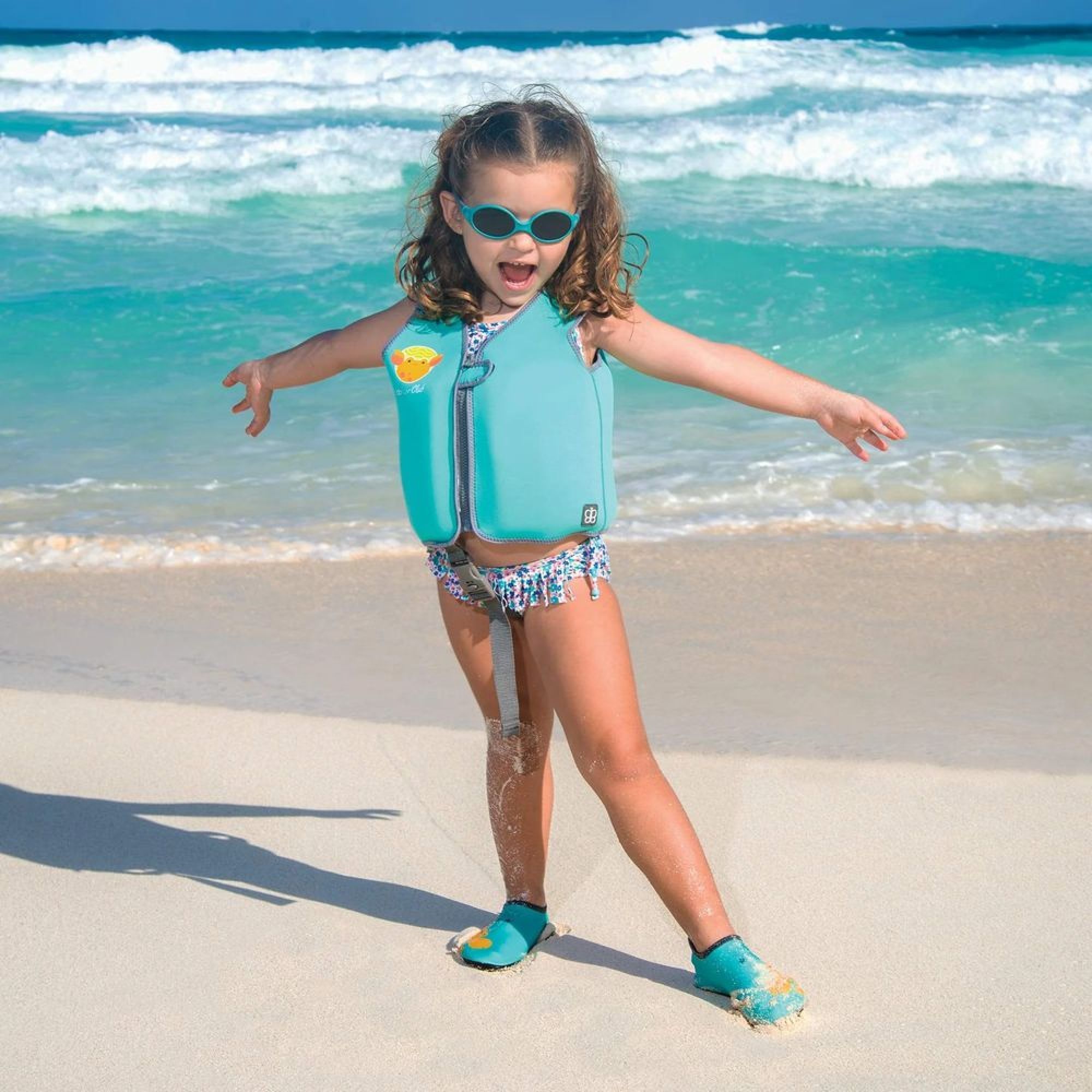 Garçon Dans Un Bonnet De Bain Et Des Lunettes De Natation Dans La Piscine.  L'enfant Est Engagé Dans La Section De Natation.