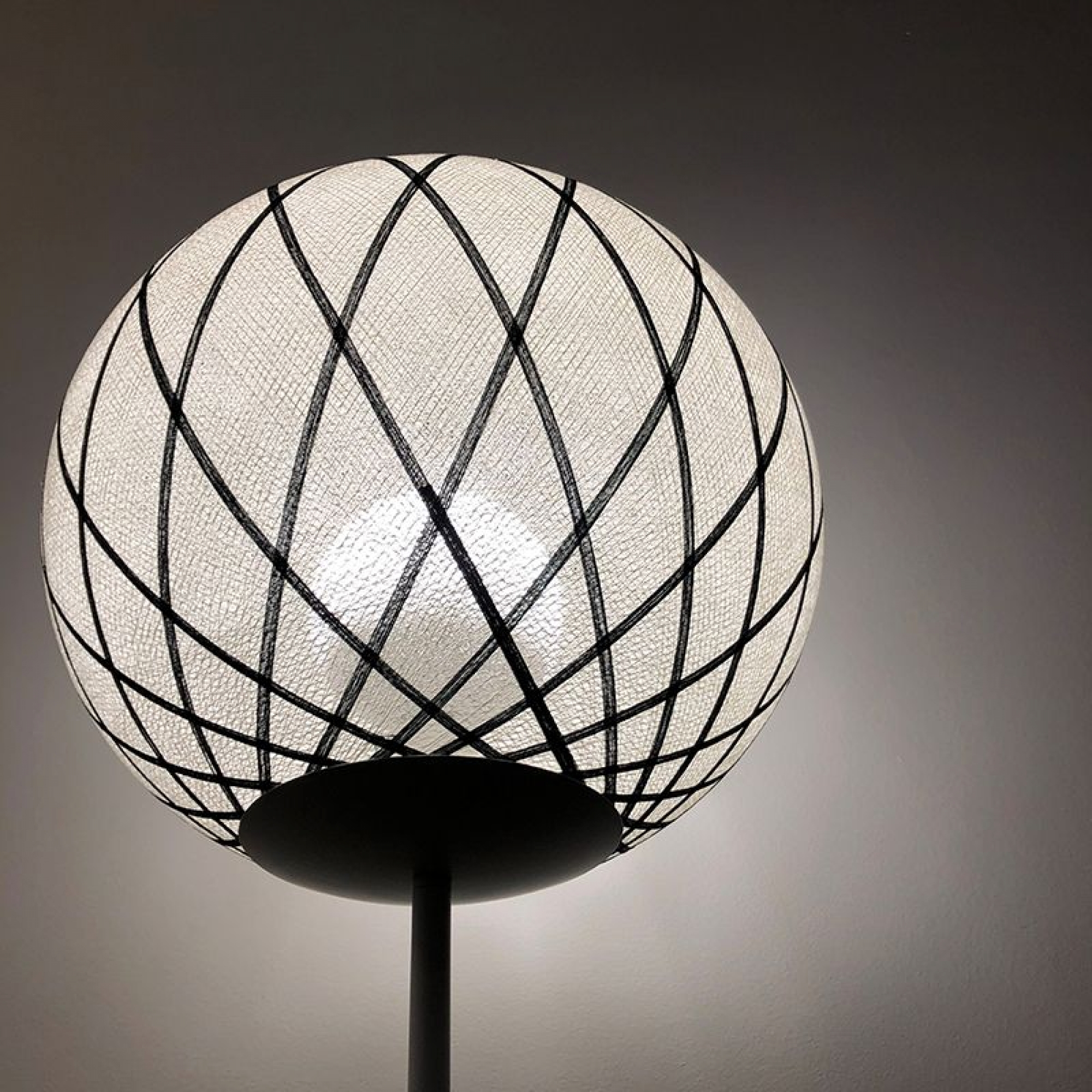 La Case De Cousin Paul Lampadaire Art Deco Noir Blanc Et Pied De Lampe Noir Made In Bebe