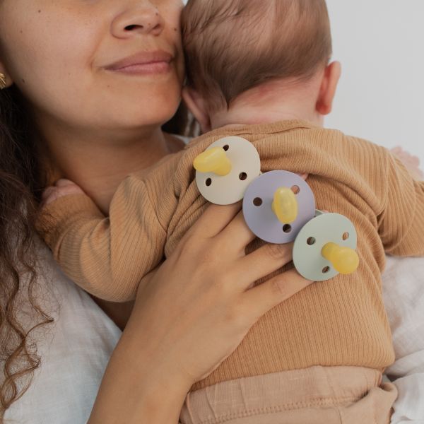 Pack de 2 sucettes Colour Caoutchouc symétrique 6 mois+ Baby Blue et Petrol