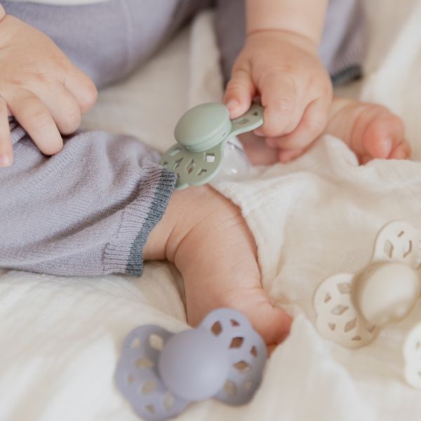 Pack de 2 sucettes Infinity Silicone symétrique 0-6 mois Fossil Grey et Mauve