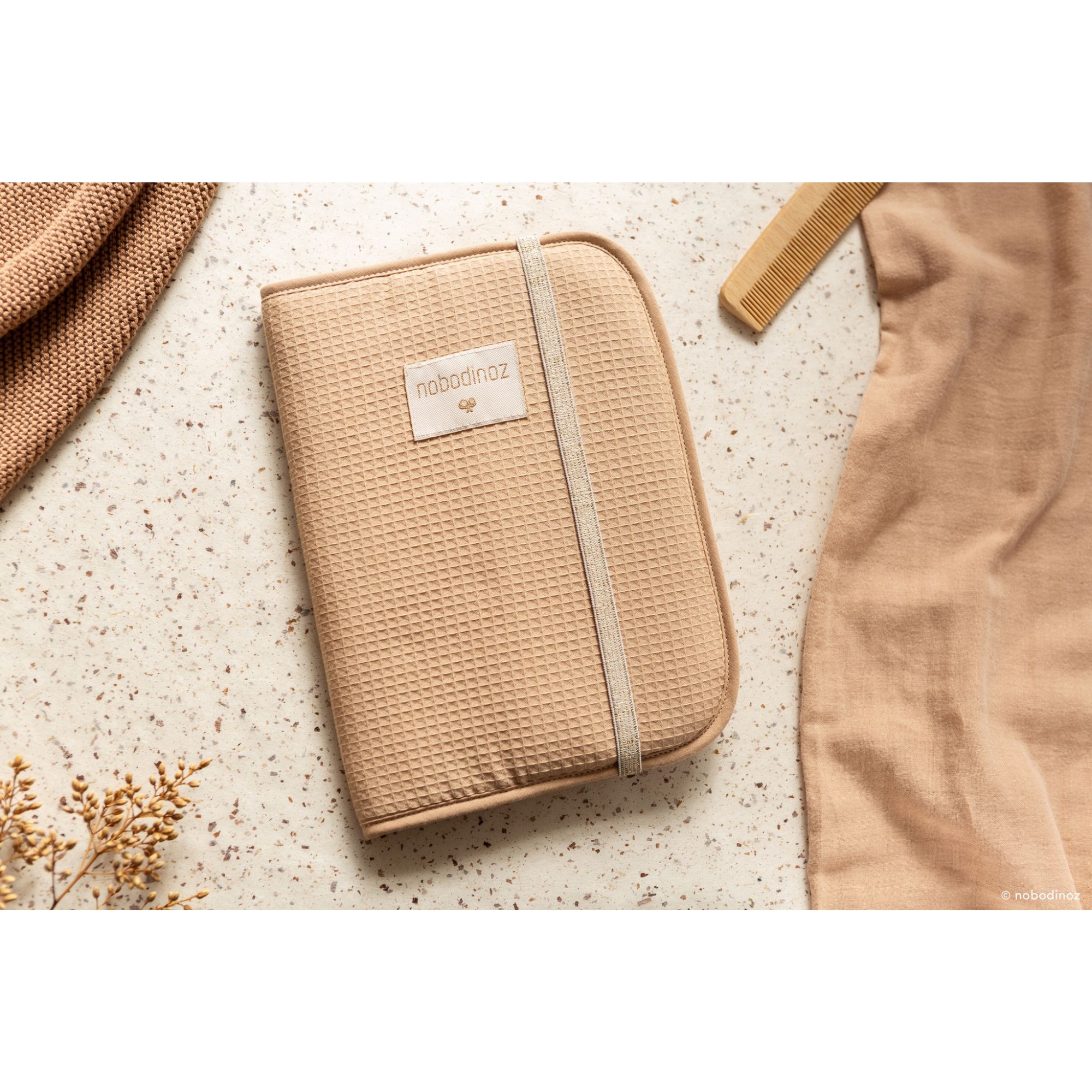 Nobodinoz Protege Carnet De Sante Nid D Abeille Poema Nude Made In Bebe