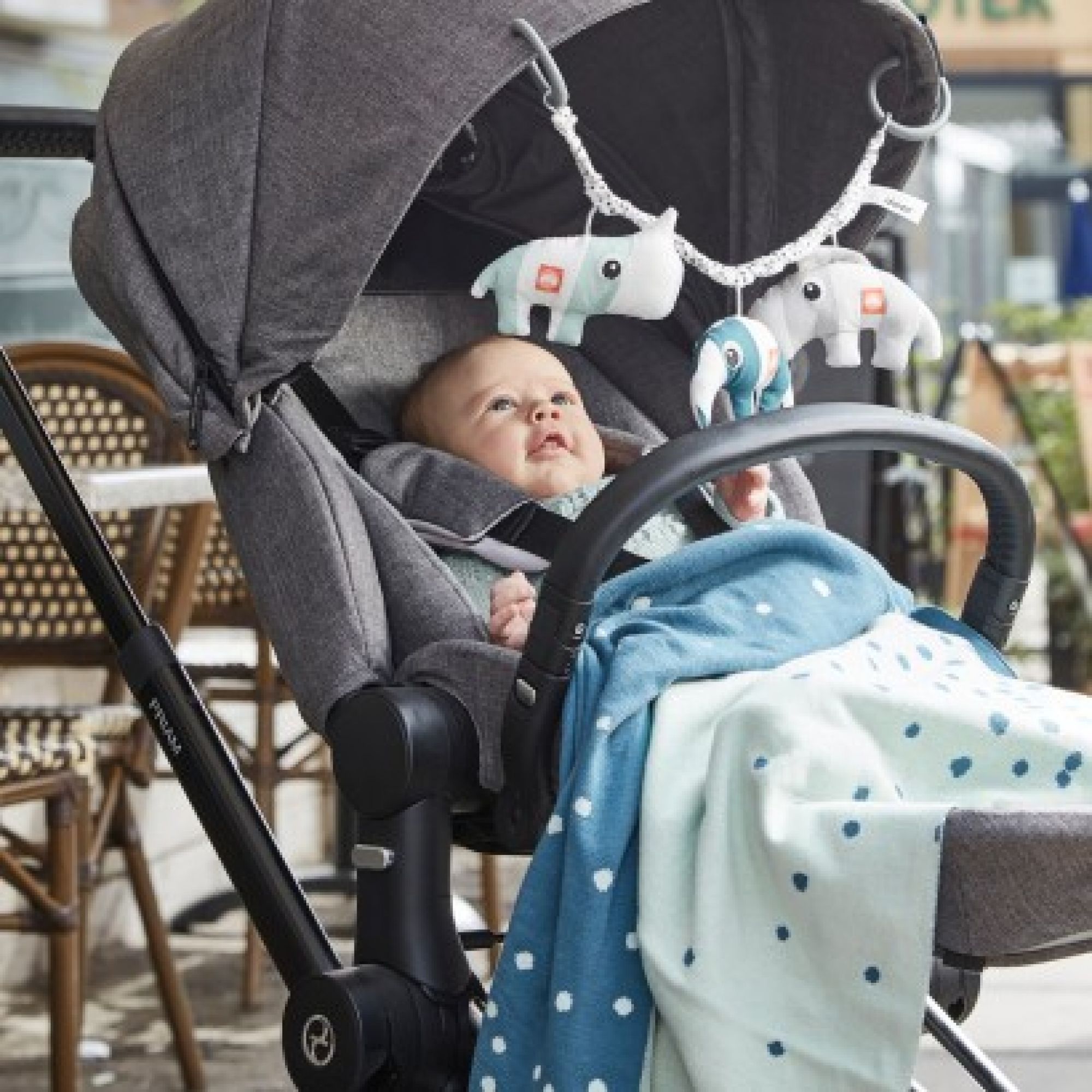 Done By Deer Spirale D Activites Pour Poussette Bleu Rond Made In Bebe