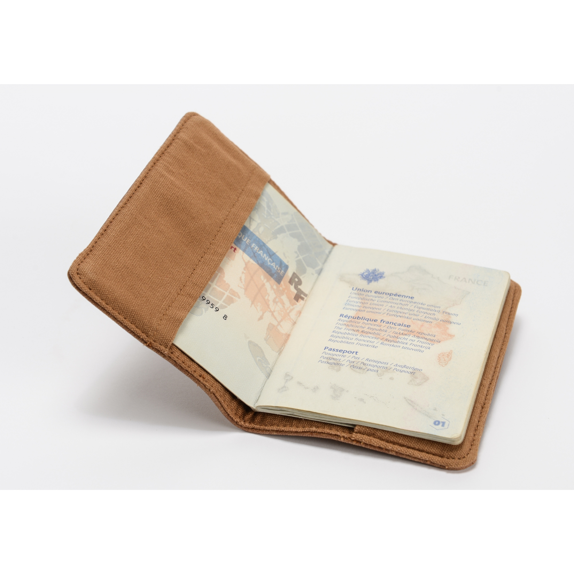Étui de passeport en cuir personnalisé : un cadeau utile pour voyageurs