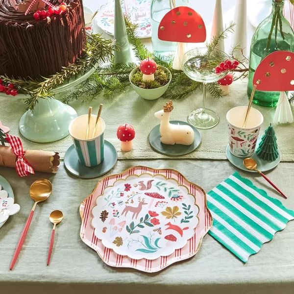 Set de 8 grandes assiettes en carton Forêt de Noël (avec dorure)
