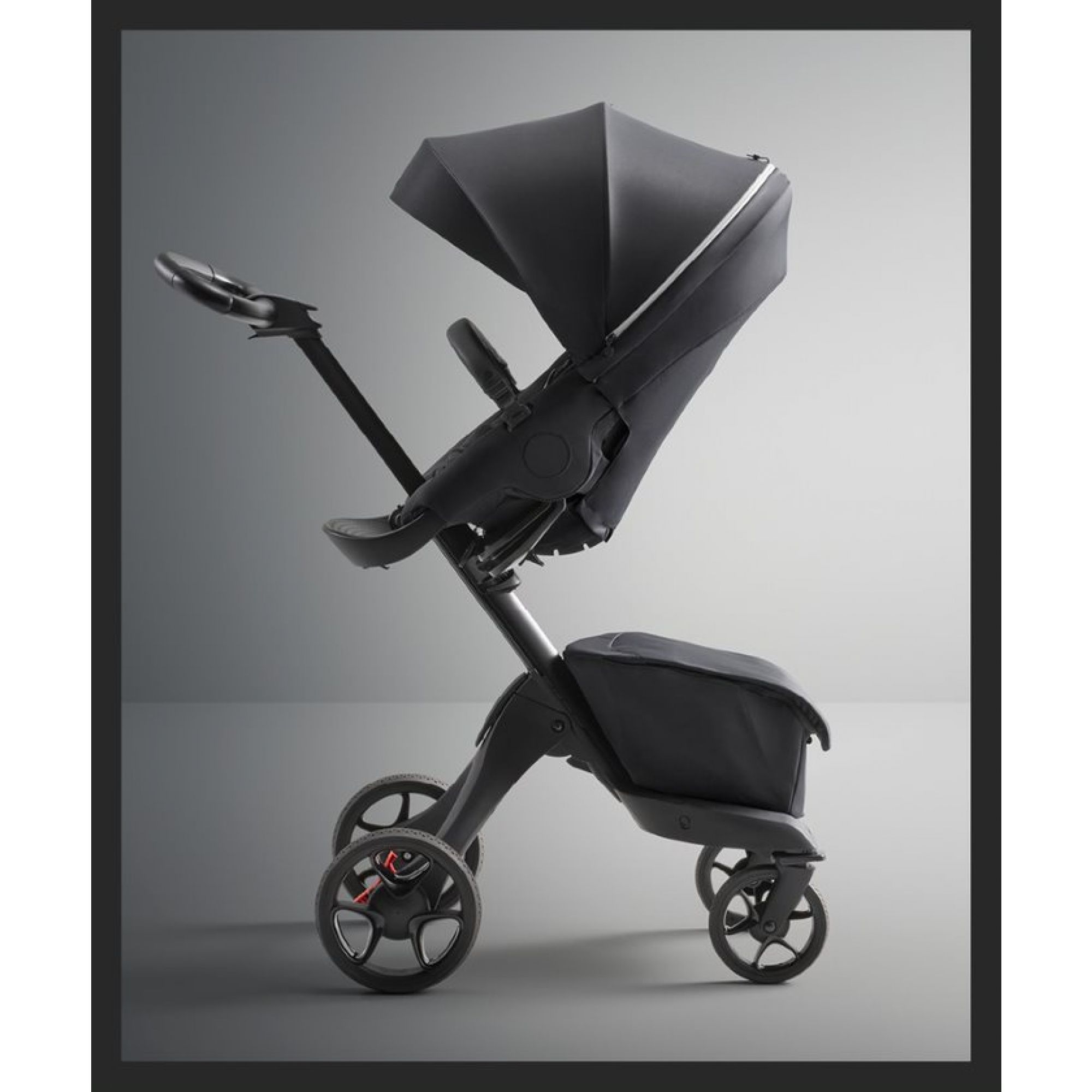 Poussette stokke xplory chassis noir avec cosy et nacelle