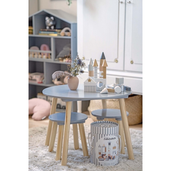 Table et tabourets en bois gris