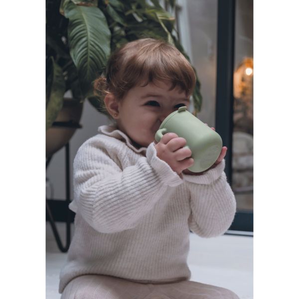 Tasse d’apprentissage bébé en silicone avec anses Sage Green