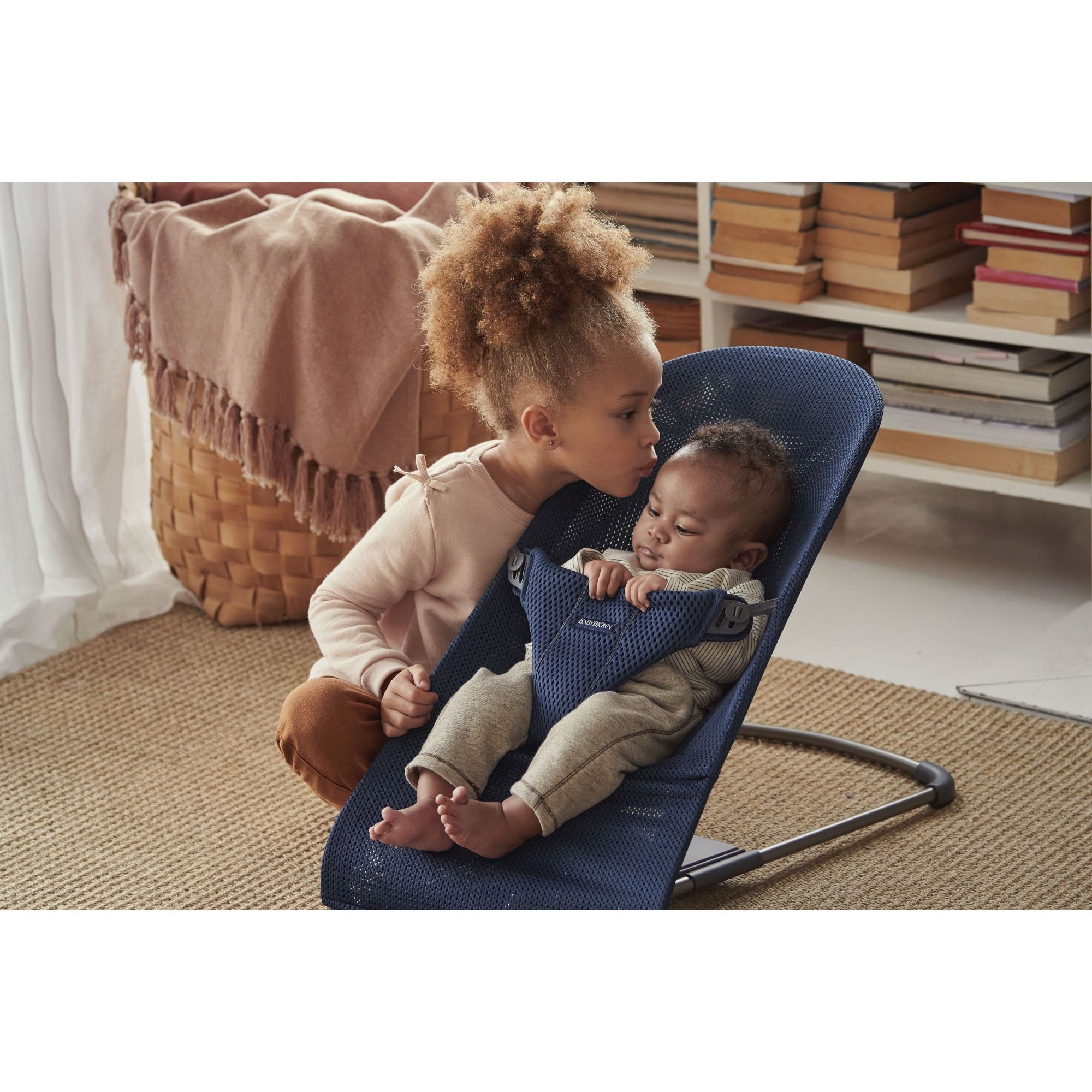 https://www.madeinbebe.com/boutique/uploads/articles/zoom/transat-bliss-mesh-bleu-marine-babybjorn_OD.jpg