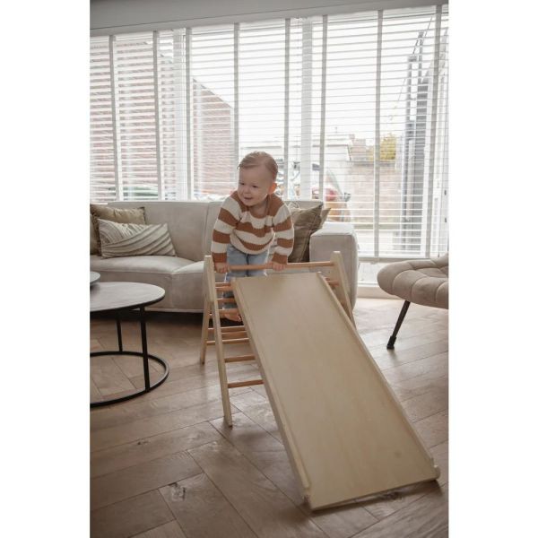 Triangle d'escalade en bois avec toboggan