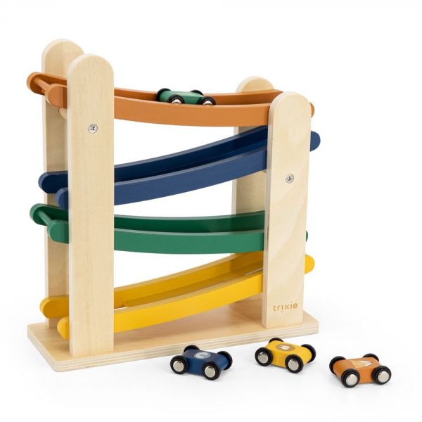 Rampe de course en bois avec 4 voitures