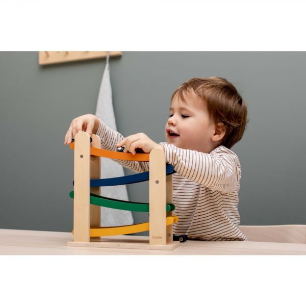 Rampe de course en bois avec 4 voitures